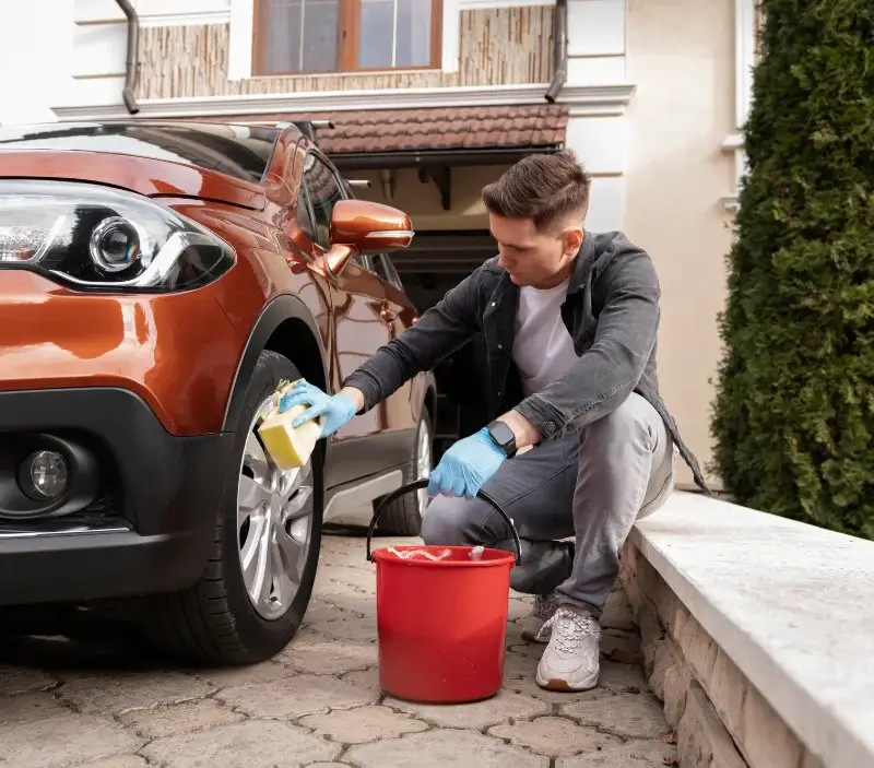 Lavage auto à domicile Montaïn : professionnel intervenant sur un véhicule